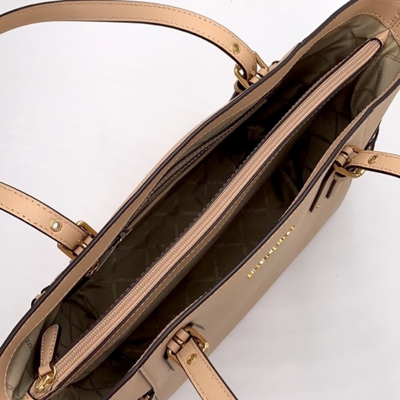 MICHAEL KORS Voyager EAST WEST TOTE OYSTER COLOR - Picture 7 of 16